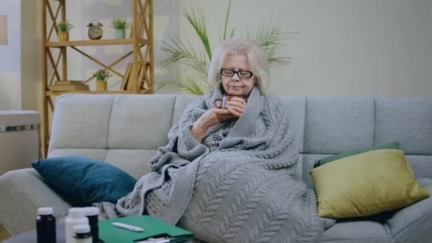 Voor Camera Charismatische Oude Vrouw Voelt Zich Heel Slecht Ziek — Stockvideo