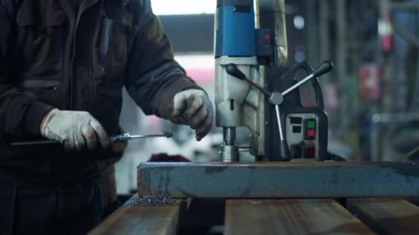 Yakından Çekim Detayları Fabrika Işçisi Bir Metal Koruyucu Eldiven Taktığı — Stok video