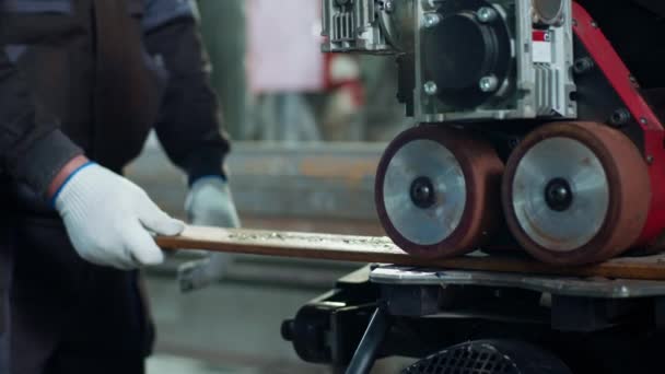 Przed Kamerą Zbliżenie Przemysłowej Strefie Produkcyjnej Pracownik Fabryki Bierze Metal — Wideo stockowe