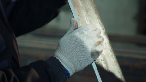 Capturando Detalhes Vídeo Trabalhador Fábrica Segurando Pedaço Metal Suas Mãos — Vídeo de Stock