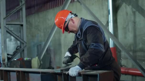 Endüstriyel Fabrikadaki Profesyonel Kaynakçıda Güvenlik Gözlüğü Ekipman Taktığı Metali Cilalamak — Stok video