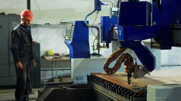Fabricage Fabriek Zware Machines Lassen Van Het Metaal Fabrieksarbeider Naast — Stockvideo