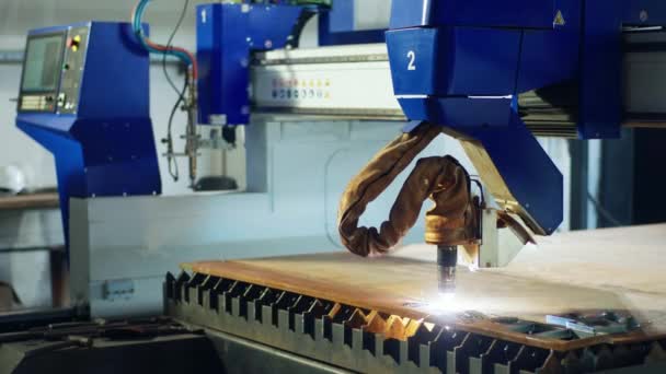 Fábrica Industrial Maquinaria Pesada Industrial Automática Que Suelda Metal Corta — Vídeos de Stock