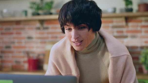 Gyönyörű Szép Mosollyal Koncentrált Nézte Laptopot Konyhában Sziget Olvas Valamit — Stock videók