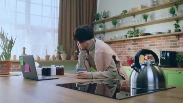 Zmęczona Zła Kobieta Krótkimi Włosami Pracująca Domu Bierze Filiżankę Herbaty — Wideo stockowe