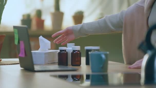 Senhora Muito Doente Com Uma Gripe Ruim Tirar Alguns Tecidos — Vídeo de Stock