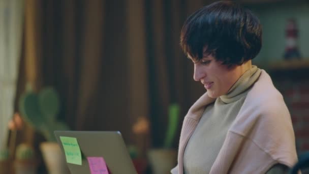 Good Looking Lady Short Hair Holding Her Laptop Smiling Large — Stock Video