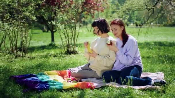 Lesbische Damen Picknicken Mitten Park Essen Ein Paar Früchte Und — Stockvideo