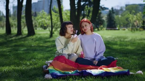 Concetto Comunità Lgbt Coppia Lesbica Baciarsi Tenendo Bandiera Arcobaleno Lgbt — Video Stock