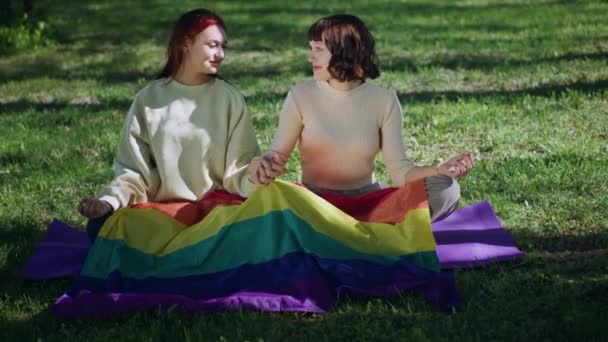 Depan Kamera Pasangan Lesbian Memiliki Waktu Meditasi Pada Akhir Mereka — Stok Video