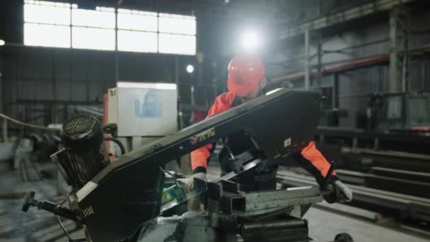 금속을 자르기 위하여 중공업 기계장치를 사용하는 장비와 헬멧을 노동자 — 비디오