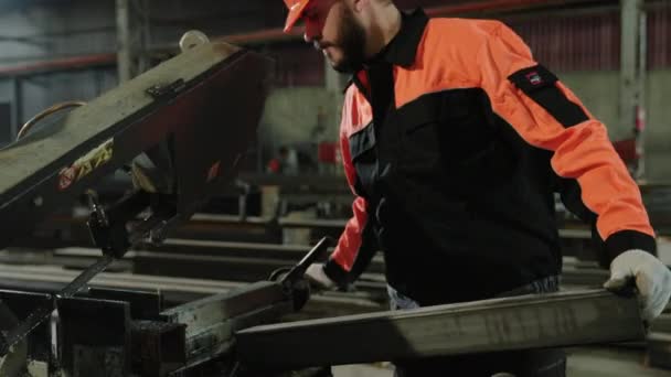 Kamera Önünde Üretim Bölgesindeki Endüstriyel Fabrikada Kafkas Karizmatik Fabrika Işçisi — Stok video