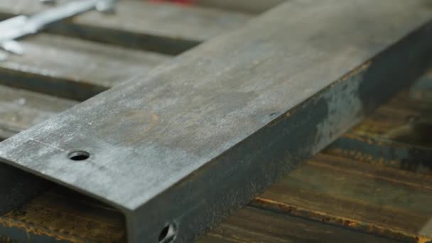 Metal Fabrikası Imalatçısı Yeni Kesilmiş Bir Metal Parçasının Video Görüntüsünü — Stok video