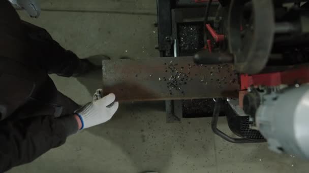 Acercamiento Video Maquinaria Industrial Metalúrgica Cortando Metal — Vídeos de Stock