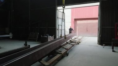 Fabrika işçisi, endüstriyel fabrikadaki üretim bölgesinde güvenlik ekipmanı takan ağır metalleri toplamak için özel teknoloji kullanıyor..