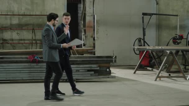 Dobře Vypadající Dva Kavkazští Muži Inženýr Investor Výrobní Továrně Analyzovat — Stock video
