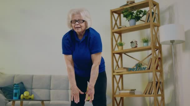 Güzel Yaşlı Bir Kadının Evde Yoga Konsepti Olan Evde Egzersiz — Stok video