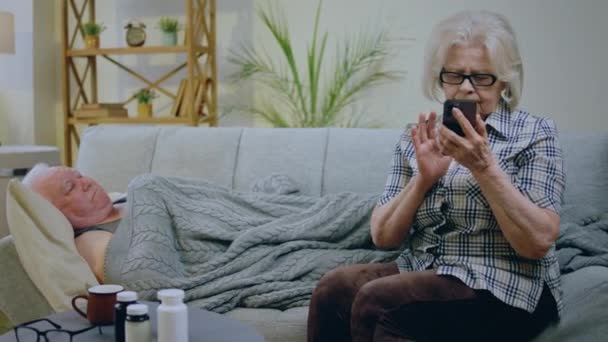 여성은 그녀의 남편을 집에서 의사를 Gp에 전화를 소파에 4K는 — 비디오