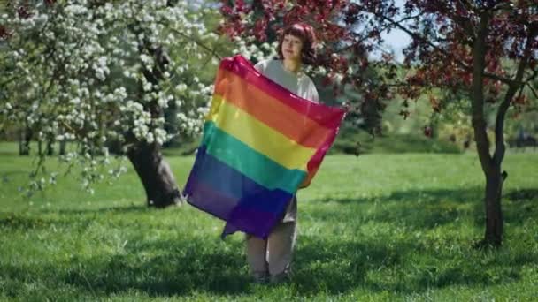 Zeer Enthousiaste Dame Lgbt Het Park Neem Regenboogvlag Poseren Voor — Stockvideo