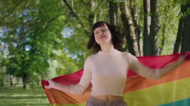 Excitada Senhora Lésbica Tomar Bandeira Lgbt Começar Saltar Desfrutar Tempo — Vídeo de Stock