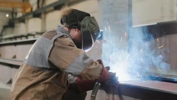 Profesjonalny Spawacz Fabryce Metalurgii Spawania Metalu Nosi Sprzęt Bezpieczeństwa Kask — Wideo stockowe