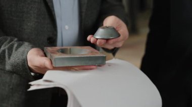 Üretim fabrikasındaki metal parçalarının detaylarını ele geçiren yatırımcı taze metal üretimini elinde tutuyor. 4k