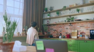 Işıl ışıl ve büyük mutfaktaki bayan çaydanlığı alıp mutfak adasına geldi ve ısıtıcıyı elektrikli ocağa koydu. 4k