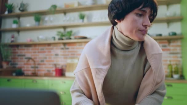 Дивлячись Втомлену Жінку Після Важкого Робочого Дня Вона Взяла Чайник — стокове відео