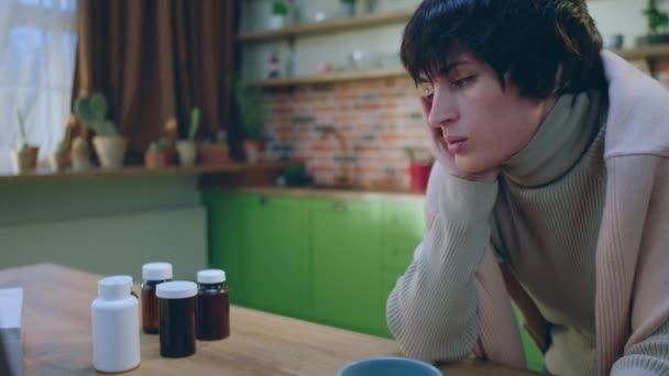 Rano Dość Krótkie Włosy Kobieta Kuchni Czuje Się Bardzo Zmęczony — Wideo stockowe