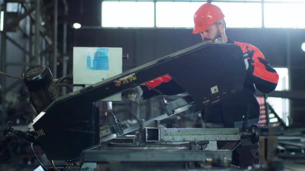 Endüstriyel Fabrika Işçisiyken Kameranın Önündeki Metali Kesmek Için Ağır Makineler — Stok video