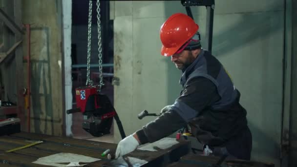 Професійний Коваль Промисловій Фабриці Займається Металообробкою Він Носить Шолом Безпеки — стокове відео