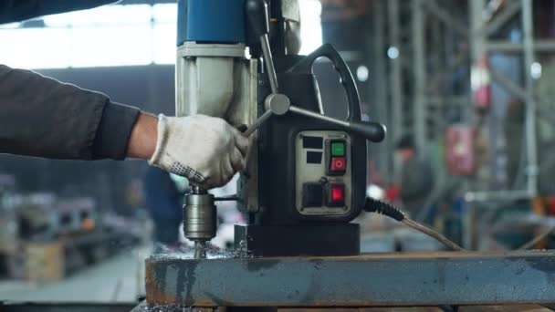 Üretim Demircisinde Yakın Çekim Görüntüsü Yakalamak Koruyucu Eldiven Taktığı Ağır — Stok video