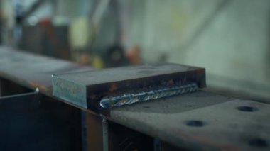 Demirci işi bitirdikten sonra kaynak malzemesini ele geçirmek için endüstriyel metal şirketinin detaylarını almak..