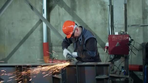Profesyonel Kaynakçı Güvenlik Ekipmanlarıyla Metali Kıvılcımlar Saçarak Parlatmak Için Açıölçer — Stok video
