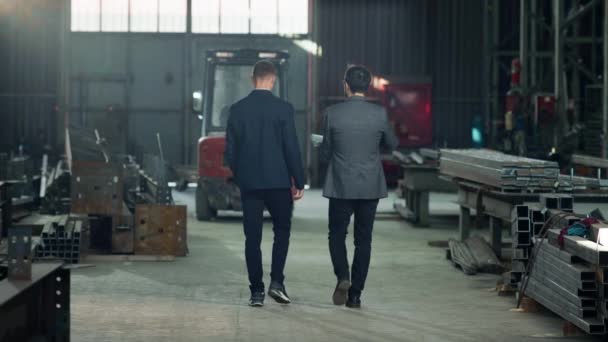 Concept Production Industrielle Deux Ingénieurs Discutent Ensemble Plan Travail Milieu — Video