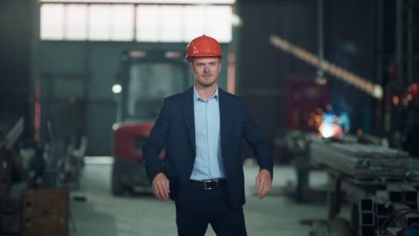Industriële Fabriek Het Productiegebied Voor Camera Charismatische Manager Poseren Recht — Stockvideo