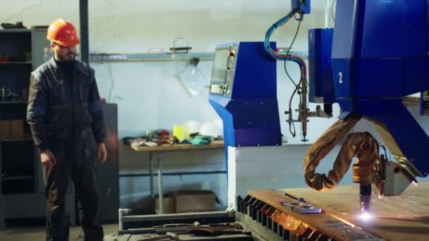 生产厂采用现代工业重型机械切割金属水平的计算机程序 工厂工人站在机械旁边检查工作过程 — 图库视频影像