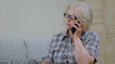 Çok güzel bir kadın bir telefon eder biriyle konuşur sonra da aramayı bitirir ve birine üzgün bakar. 4k