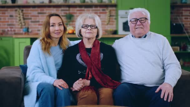 Evde Oturma Odasında Kameranın Önünde Yaşlı Mutlu Bir Çiftin Kanepede — Stok video