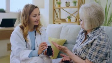 Tıp ve sağlık kavramı gereği GPS, yaşlı kadın ve doktorla tartıştıkları hastayı ziyaret ediyor ve ilaçların nasıl alınacağını anlatıyor. 4k
