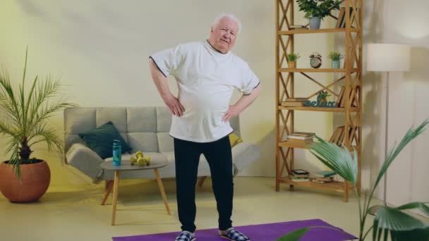 Yogamat Oude Man Thuis Woonkamer Die Zijn Lichaam Uitrekt Voor — Stockvideo