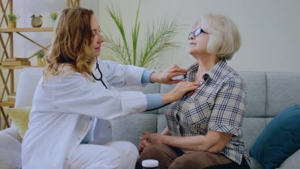 Kadın Yaşlı Bir Kadını Ziyarete Geldi Doktor Steteskopla Dinlediği Beyaz — Stok video