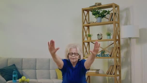 Ευτυχισμένη Και Χαρισματική Ηλικιωμένη Γυναίκα Που Κάνει Προπόνηση Στο Σπίτι — Αρχείο Βίντεο