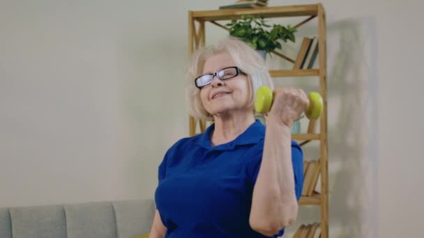 Doma Obývacím Pokoji Stará Žena Velmi Charismatický Dělá Její Cvičení — Stock video