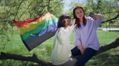 Parkın ortasında kameranın önünde akıllı telefonu kullanan sevimli Igbt çifti biriyle görüntülü konuşma yapar ve heyecanlanırlar. 4k