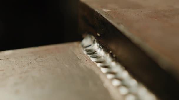 Metal Fabrikasındaki Demirci Tarafından Yeni Yapılmış Bir Metal Parçasının Video — Stok video