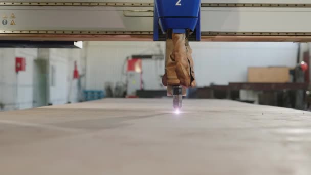 Maquinaria Industrial Pesada Profesional Que Corta Metal Automáticamente Por Programa — Vídeo de stock