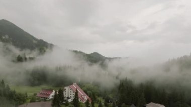 Kasvetli bir günde, dağların ortasında bir drone ile yüksek bir yerden çekilmiş..