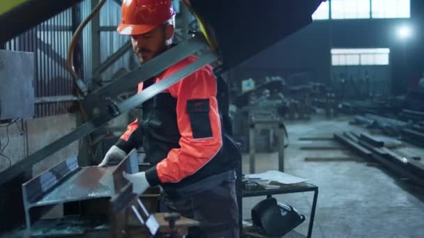 Pracownik Fabryki Strefie Przemysłowej Przesuwa Ciężką Maszynę Zaczyna Pracować Kasku — Wideo stockowe