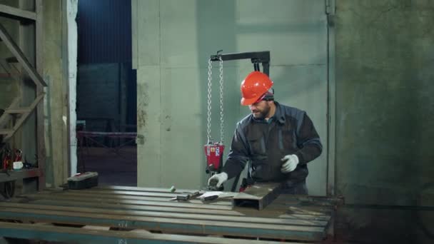 Devant Homme Usine Travail Caméra Usine Industrielle Portait Équipement Sécurité — Video